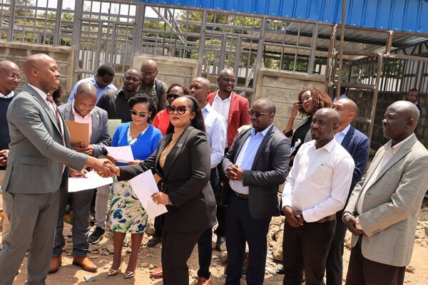 Representatives from the National Cancer Institute Kenya, Nairobi County, Healthstrat and BD celebrate a collaboration that aims to expand access to diagnostics and reduce cervical cancer rates.