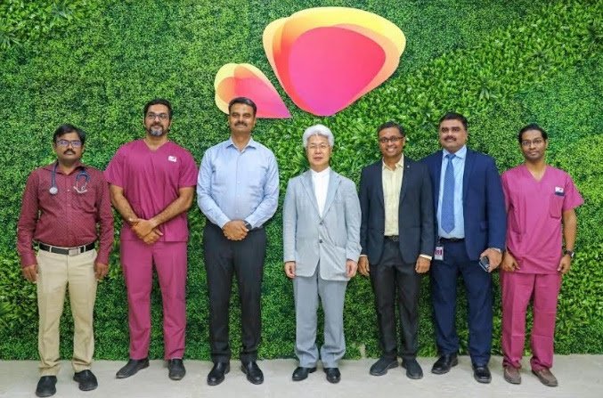 r. Chandrakumar, Founder and Chairman of Kauvery Hospitals Group and Prof. Takashi Akasaka, Wakayama University, Japan with Team of Doctors of Kauvery Hospital - Radial Road, Kovilambakkam