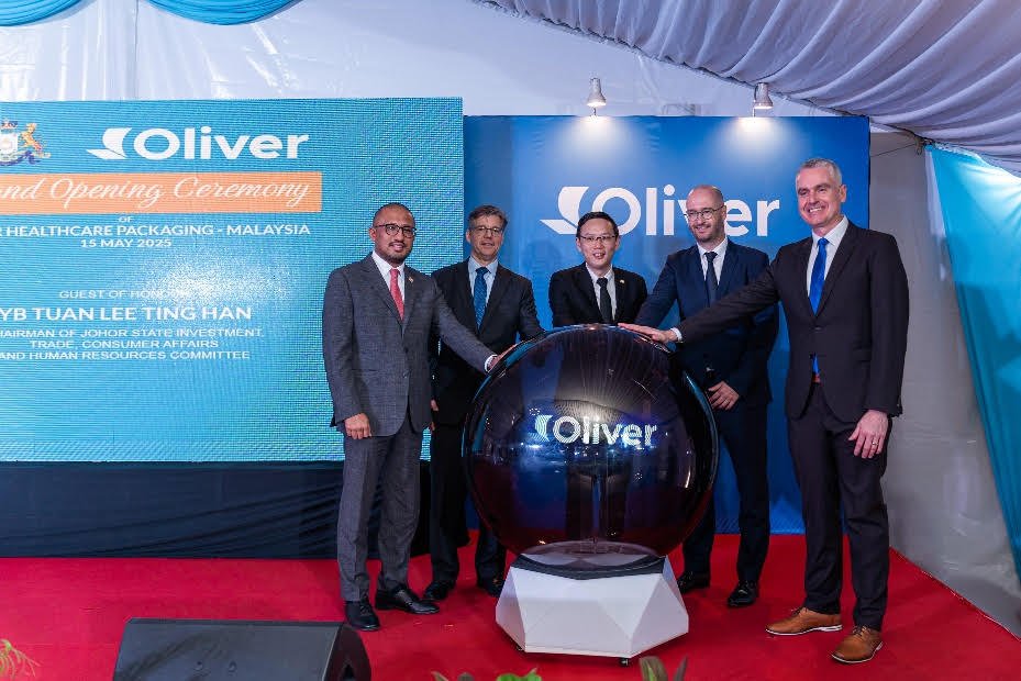 From (L-R): Mr. Mohd Reduan Mohd Zabri, Director, Johor Office Malaysia Investment Development Authority (MIDA), Mr. Michael Benevento, President & Chief Executive Officer, Oliver Healthcare Packaging, Yang Berhormat Tuan Lee Ting Han, Chairman of Johor S