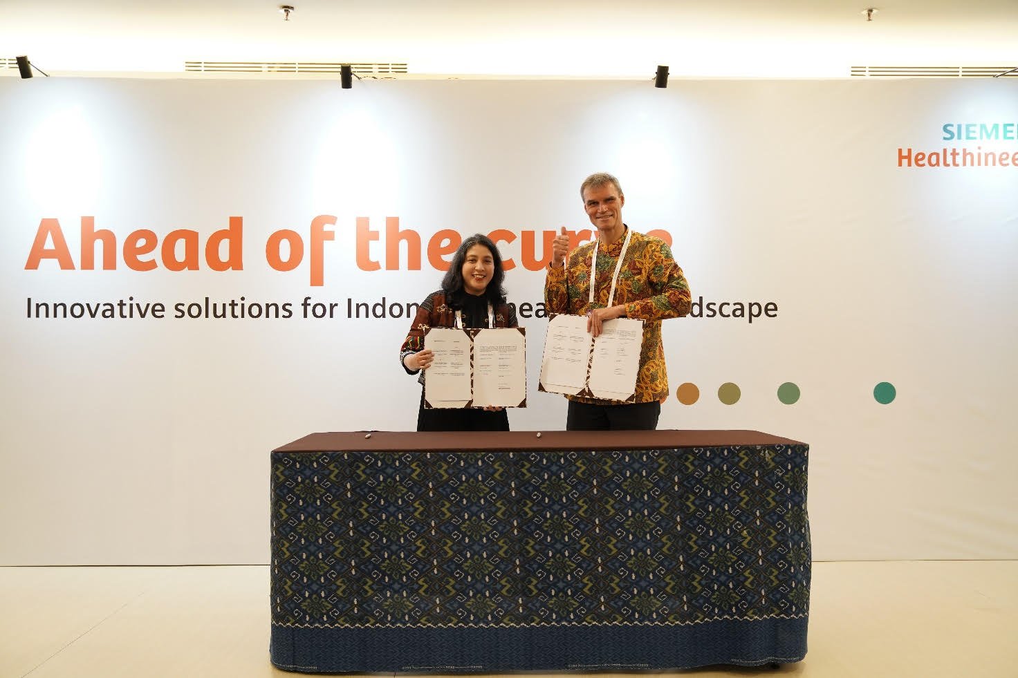 L to R: Dr. Dini Handayani, MARS, FISQUA, FIPC, Chief Medical Officer of Mayapada Healthcare and Siemens Healthineers Managing Director for Indonesia, Alfred Fahringer