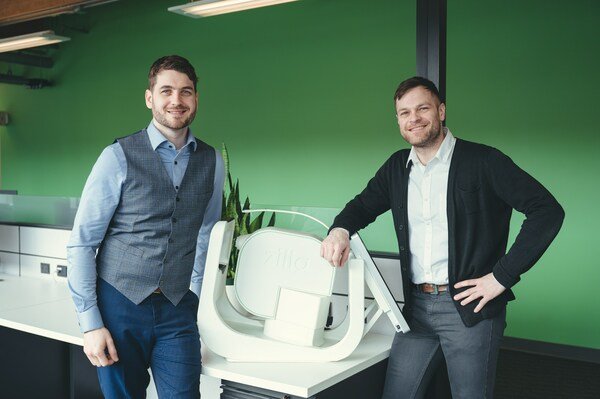 Co-founders Patrick Sauvageau, CEO and Dominic Sauvageau, CTO with the Zilia Ocular FC. (CNW Group/Zilia)
